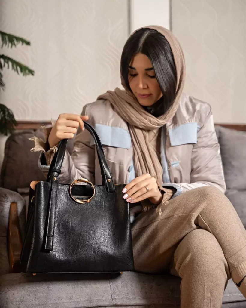 6 ترفند ست کردن کیف با استایل زمستانی