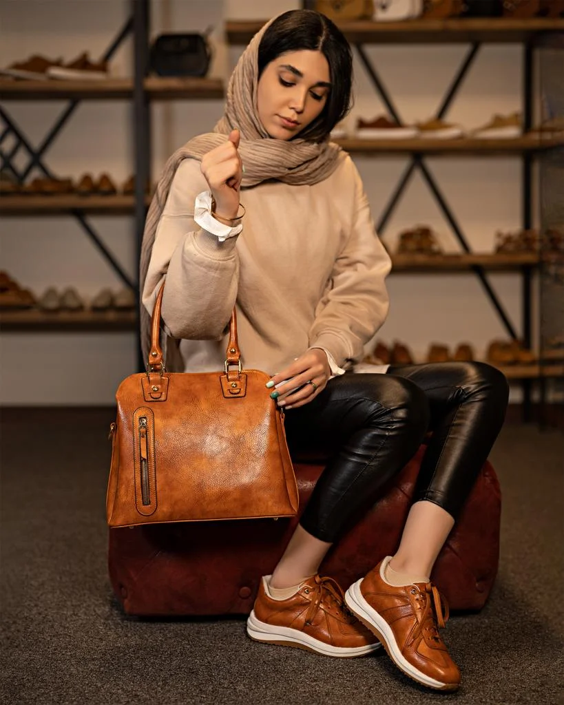 کیف دوشی چرم زنانه برند زیگو مدل کارن